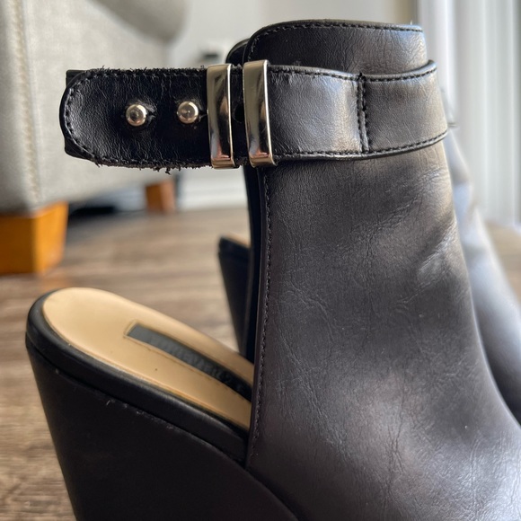 Forever 21 Wedges in Black, Size 6 - Picture 2 of 7